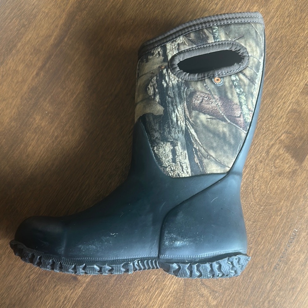 Bogs boys size 1 Camouflage Boots